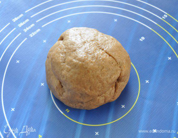 Скатать тесто в шар, завернуть в пленку и убрать в холодильник.