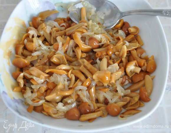 Лук перемешать с опятами, немного поперчить. Начинку остудить.