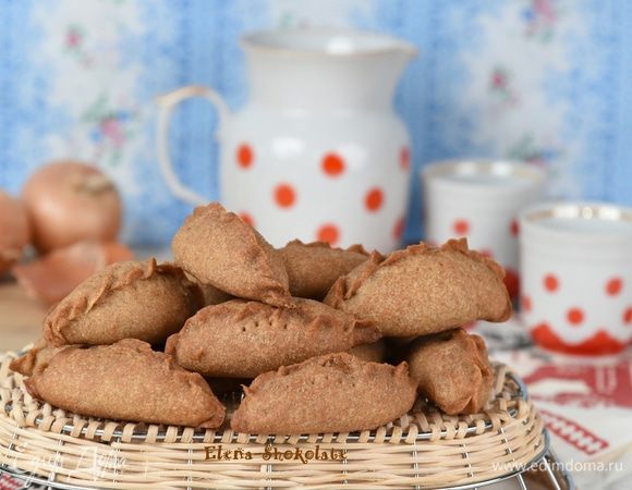 Ориентируйтесь по своей духовке, пирожки должны хорошо подрумяниться.