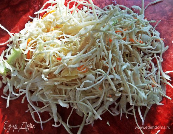 Капусту и морковь шинкуем с помощью комбайна или спец. тёрочки. Высыпаем в кипящую воду вместе с целой луковицей (потом её выбросим), добавим лавровый лист и приправы с солью.