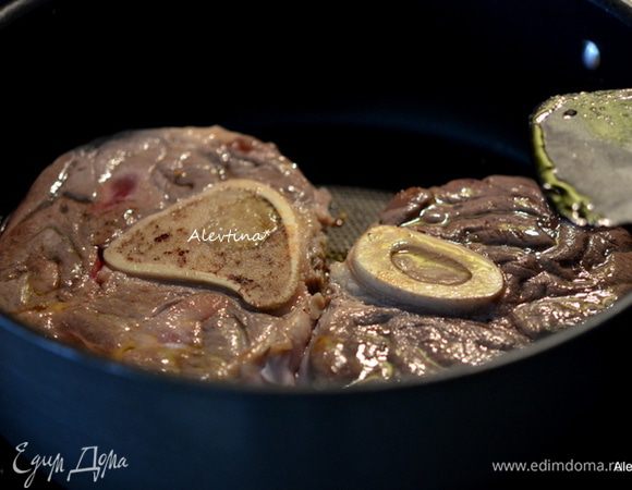 На растительном масле обжарить говяжьи голяшки с 2х сторон.

