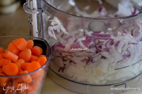Луковицу порезать мелко, также порезать сельдерей и морковь.