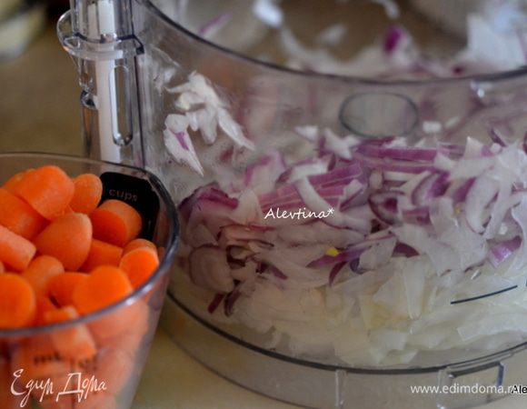 Луковицу порезать мелко, также порезать сельдерей и морковь.
