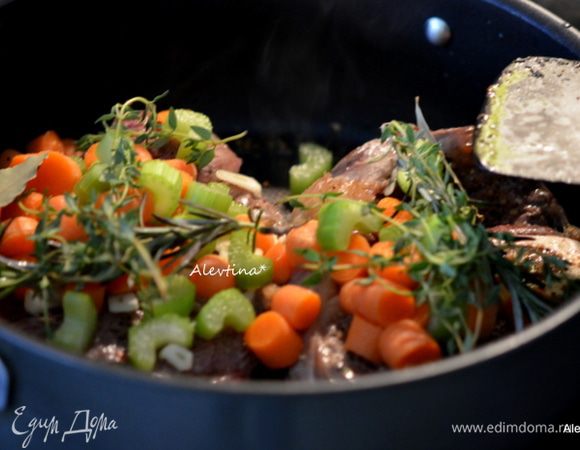 Добавить к голяшкам свежий тимьян, розмарин, лавровый лист, мелко порубленный чеснок, морковь и сельдерей, соль и черный перец по вкусу.