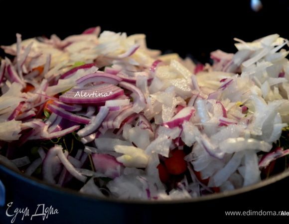 Затем добавим порубленные луковицы, говяжий бульон. Перемешать. Закрыть крышкой и тушим на медленном огне 3-4 часа.