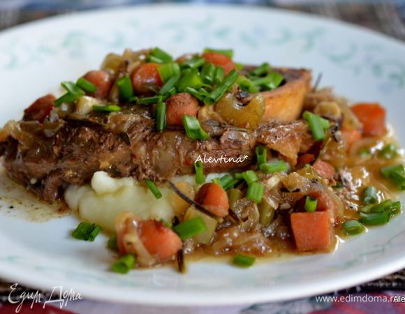 Убрать лаврушку, веточки тимьяна и розмарина. Подаем к столу с гарниром. Посыпать зеленью. Приятного аппетита.

