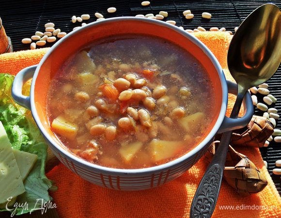 В самом конце добавляем фасоль, провариваем всё вместе, даём постоять под крышкой без огня.