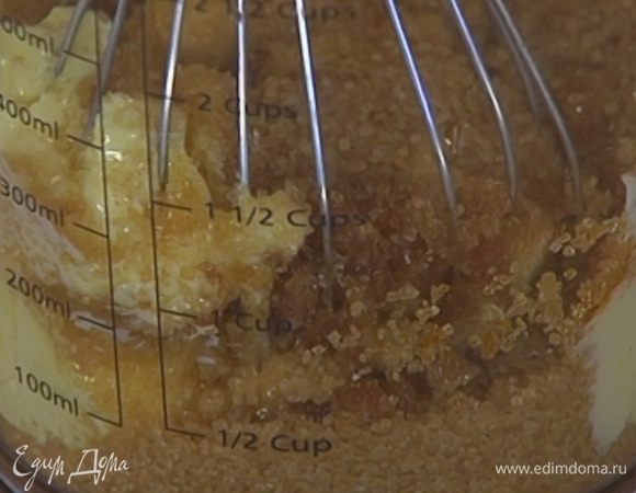 Предварительно размягченное сливочное масло соединить с сахаром и ванильным экстрактом и взбить миксером на невысокой скорости в однородную массу.