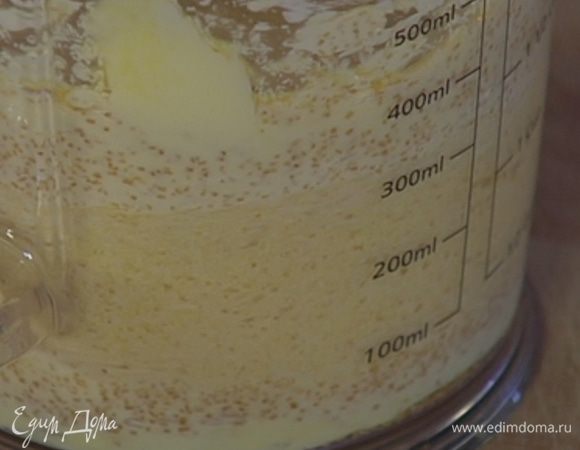 Не прекращая взбивать, по одному ввести яйца и взбить еще немного.