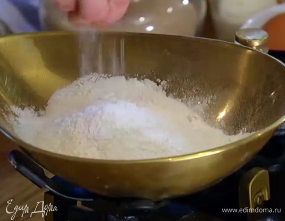 Муку перемешать с солью.