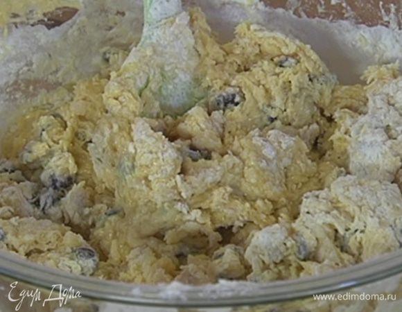 В сливочно-банановую массу добавить шоколадные капли, всыпать муку с солью и вымешать легкое, воздушное тесто.