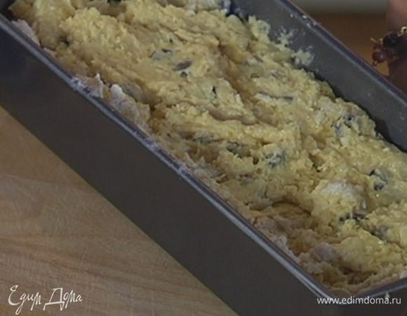 Продолговатую форму для выпечки смазать растительным маслом, выложить тесто и разровнять его.