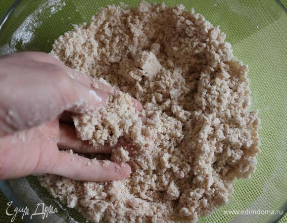 Перемешиваем вначале ложкой, затем руками. 
Должна получится такая крошка.