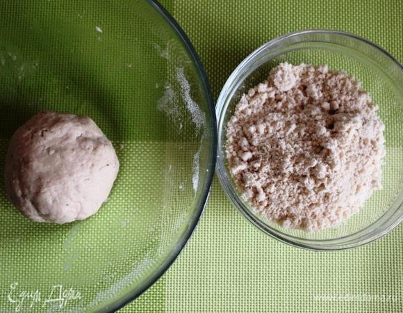 1/3 часть крошки откладываем для посыпки, в остальную постепенно добавляем воду, замешивая эластичное тесто. У меня ушло ровно 2 ст.л. воды.