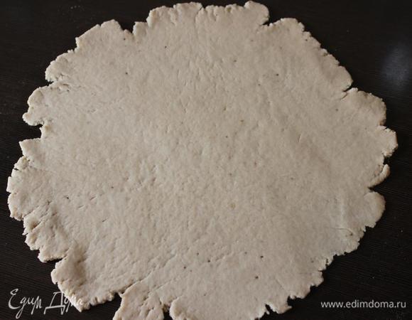 Раскатываем тесто в пласт (края немного порвутся) диаметром больше формы на пару сантиметров. У меня форма разъемная 21 см.