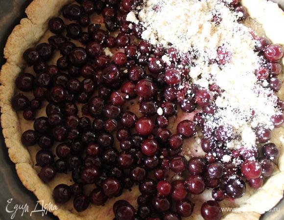 Достаем из духовки, выкладываем ягоды (замороженные как у меня предварительно лучше разморозить), посыпаем оставшейся крошкой и возвращаем в духовку на 15 минут.