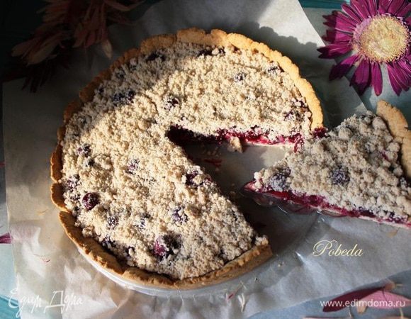 Готовый пирог по желанию посыпаем сахарной пудрой и наслаждаемся!
Я пекла его дважды, оба раза "улыбнулся" моментом!
Приятного аппетита и яркого солнышка всем вам!