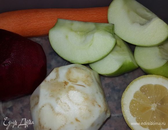 Овощи моем и чистим. Яблоко разрезаем на 4 части, удаляем коробочку, не чистим.