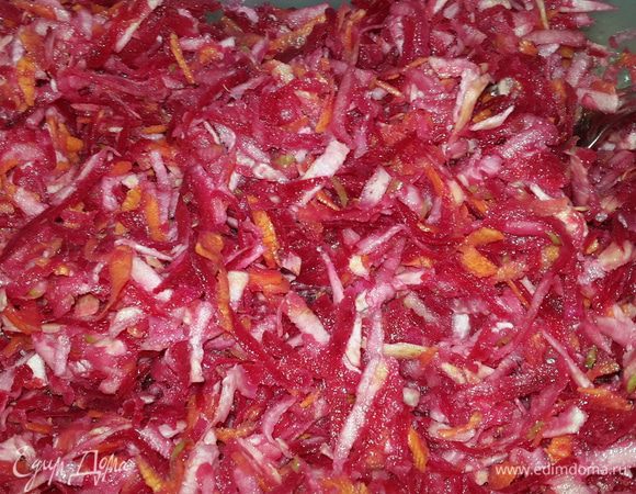 Натираем все ингредиенты на крупной терке, выжимаем сок половины лимона и добавляем немного оливкового масла. Все тщательно перемешиваем. Салат готов!