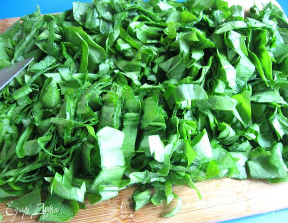 Листья щавеля отделить от стеблей. Порезать листья.