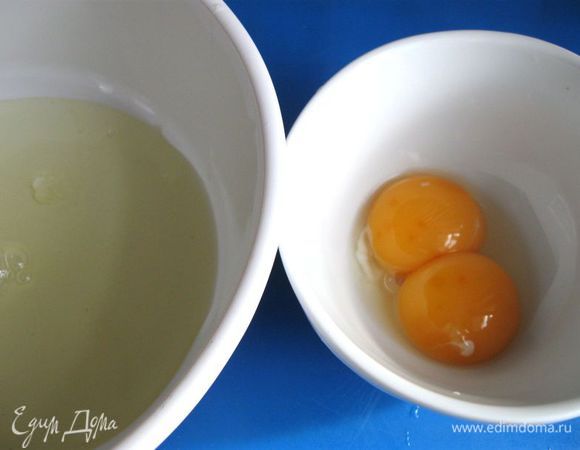 Белки 2 яиц отделить от желтков. Желтки не понадобятся. Воду вскипятить, посолить.  Опустить в нее картофель, разрезанный на четвертушки. Сварить  почти до готовности. Добавить щавель.
Следующая  «процедура» для того, чтобы белки не свернулись от горячих щей. Надо загустить щи в последние 2 минуты варки на минимальном огне взбитым с небольшим количеством чуть остывшей жидкости с белком 2 яиц, вливая ее очень тонкой струйкой и постоянно помешивая. Можно поступить еще так: отлить из кастрюли с горячими щами  немного жидкости, дать ей остыть до теплого состояния. Добавить туда белки, перемешать.  Потом постепенно добавлять горячую  жидкость, перемешивая.  