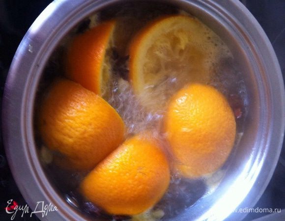 Апельсины: у меня было 4 мини апельсина, если обычные, достаточно двух. С них надавить 250 мл фреша, остатки сложить в сотейник, залить водой, добавить специи по вкусу (у меня кардамон и бадян) и варить 30 минут. Остудить, перебить блендером, отмереть 250 гр смешать с фрешом. Это все можно не делать, взять просто 500 мл фреша или 250 если на полпорции. 