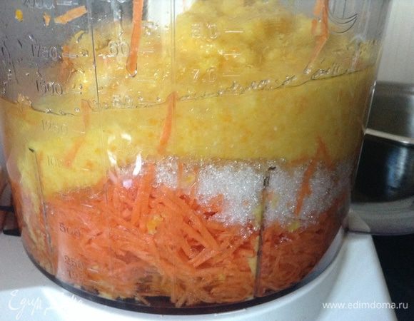 Сложить в чашу блендера: морковь, апельсиновую смесь, сахар, масло, натертый имбирь и цедру.