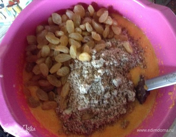 Добавить в смесь соду, погашенную лимонным соком, измельченные орехи и изюм. Можно брать любые сухофрукты или цукаты, а также орехи на свой вкус. Все хорошо перемешать.