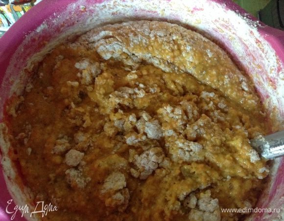 Подсыпать муку постепенно, ее может понадобиться больше или меньше. Тесто должно быть как густая сметана. 