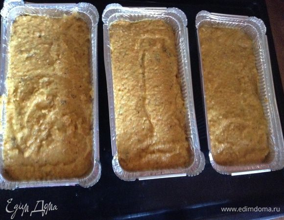 Духовку заранее разогреть 180С. Тесто выложить в формы. Выпекать 40-60 минут