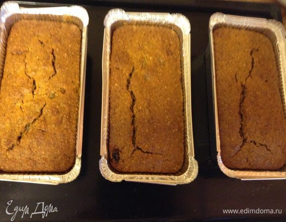 Готовые кексы остудить в формах. Достать посыпать сахарной пудрой или промазать теплым джемом или ганашом. Для ганаша растопить на водяной бане 100 гр горького шоколада с 2 ч.л. растительного масла без запаха. Приятного чаепития!