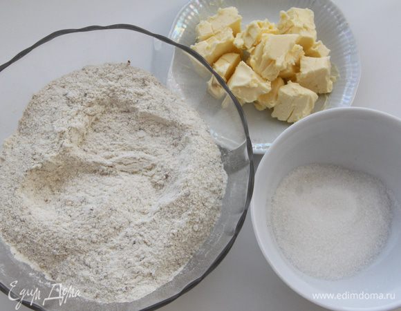 В орехово-мучную смесь добавить половину сахара и масло, растереть.