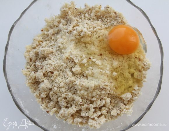 Добавить яйцо.