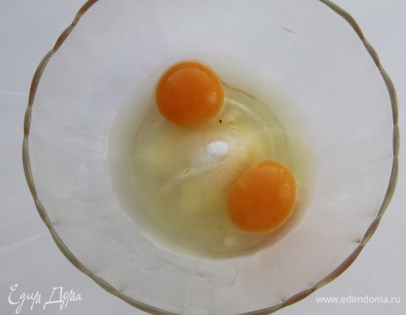 Соединить яйца и оставшийся сахар.