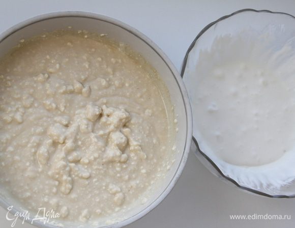 В смесь добавить творог (протирать через сито или нет - решать вам), отдельно взбить сливки, соединить творожную смесь со сливками.