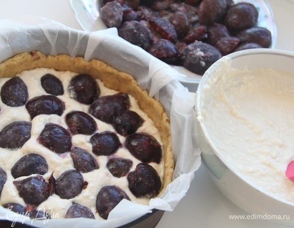 На тесто-корж вылить половину творожной начинки, выложить сливы (у меня замороженные), выложить оставшуюся часть начинки, сверху украсить сливами.