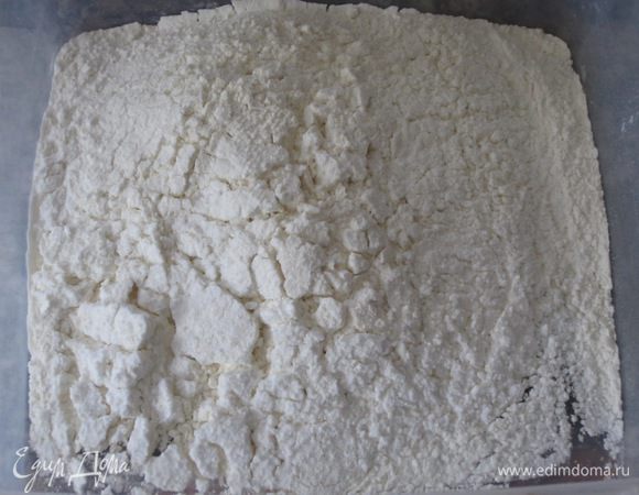 Для приготовления бисквита просеять муку с крахмалом.