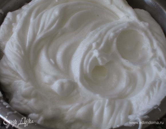 Взбить белки со щепоткой соли до устойчивых пиков.