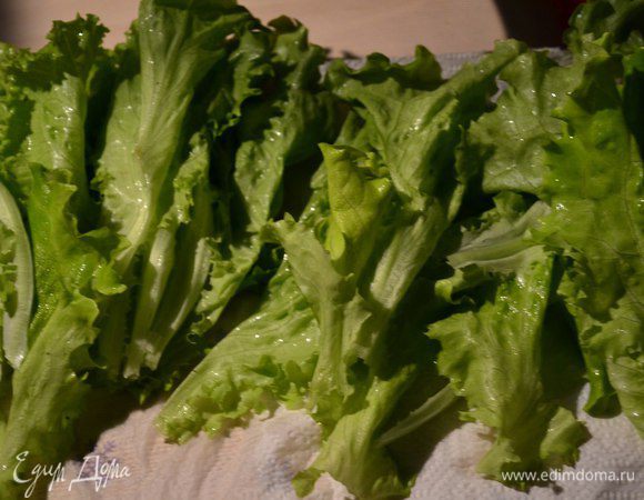 Листья салата промыть, обсушить. Я рвала руками, но можно измельчить ножом.