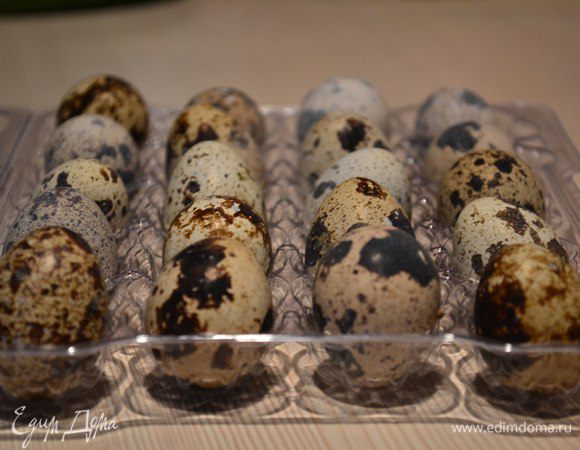 Перепелиные яйца промыть холодной водой, варить 5 минут в подсоленной воде.