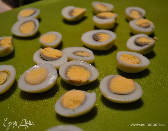 Готовые яйца разрезать пополам.