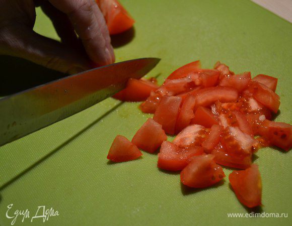  В холодильнике были обычные помидоры - использовала их. Порезать небольшими кусочками. 