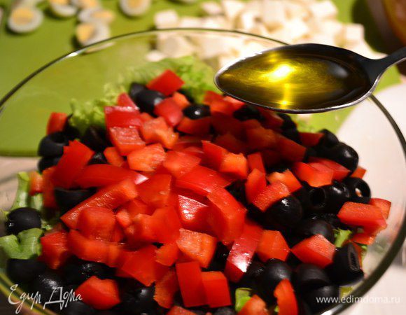 Готовим заправку: оливковое масло + лимонный сок добавляем в миску и перемешиваем. 