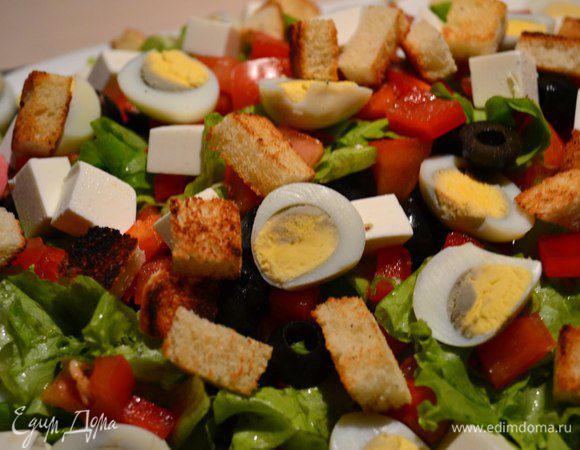 В плоскую миску выкладываем наш салат, добавляем яйца, сыр. Сбрызнуть заправкой, посыпать сухариками. 