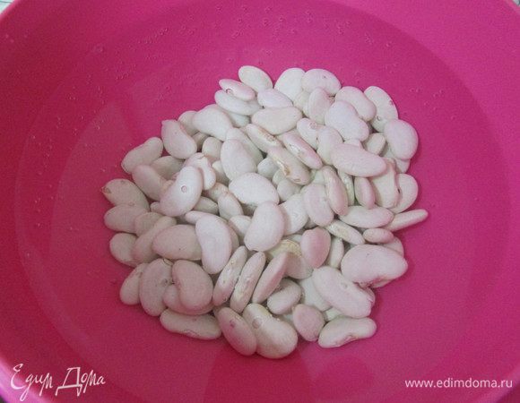 Фасоль замочить в холодной воде и оставить на ночь. Затем воду слить, фасоль промыть, снова залить водой, поставить на огонь. Первые 10 минут варить на большом огне, затем убавить и варить до готовности, примерно 1 час или чуть больше. В конце варки воду подсластить. Для мороженого нужно стакан отварной фасоли.