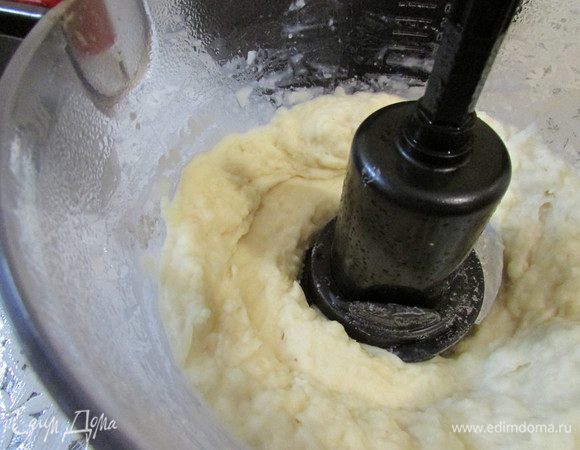 Горячую фасоль выложить в чашу блендера и пробить до состояния пюре.