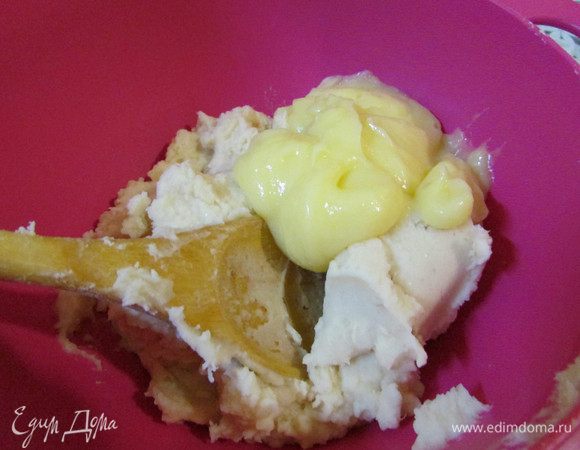 Добавить лимонный крем. Хорошо перемешать.