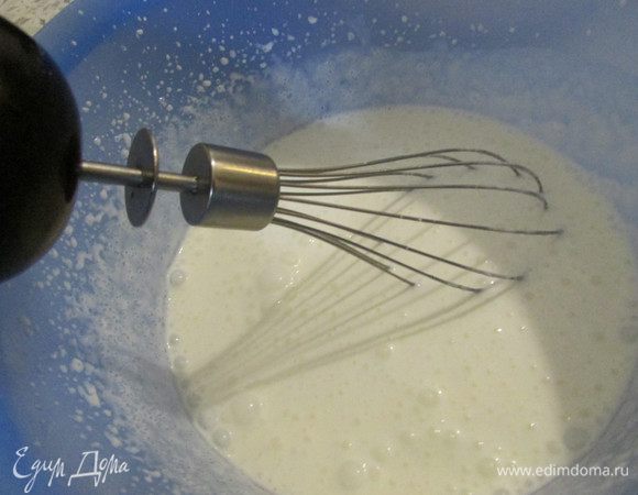 Сливки взбить с сахаром.
