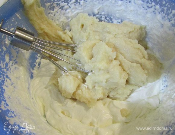 Соединить взбитые сливки и фасолевое пюре.
