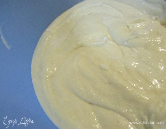 Взбить до однородности. Массу выложить в форму и отправить в морозильную камеру.